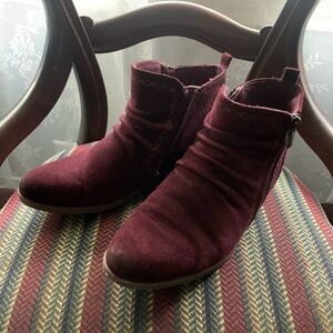 Earth Origins purple suede ankle boots size 8